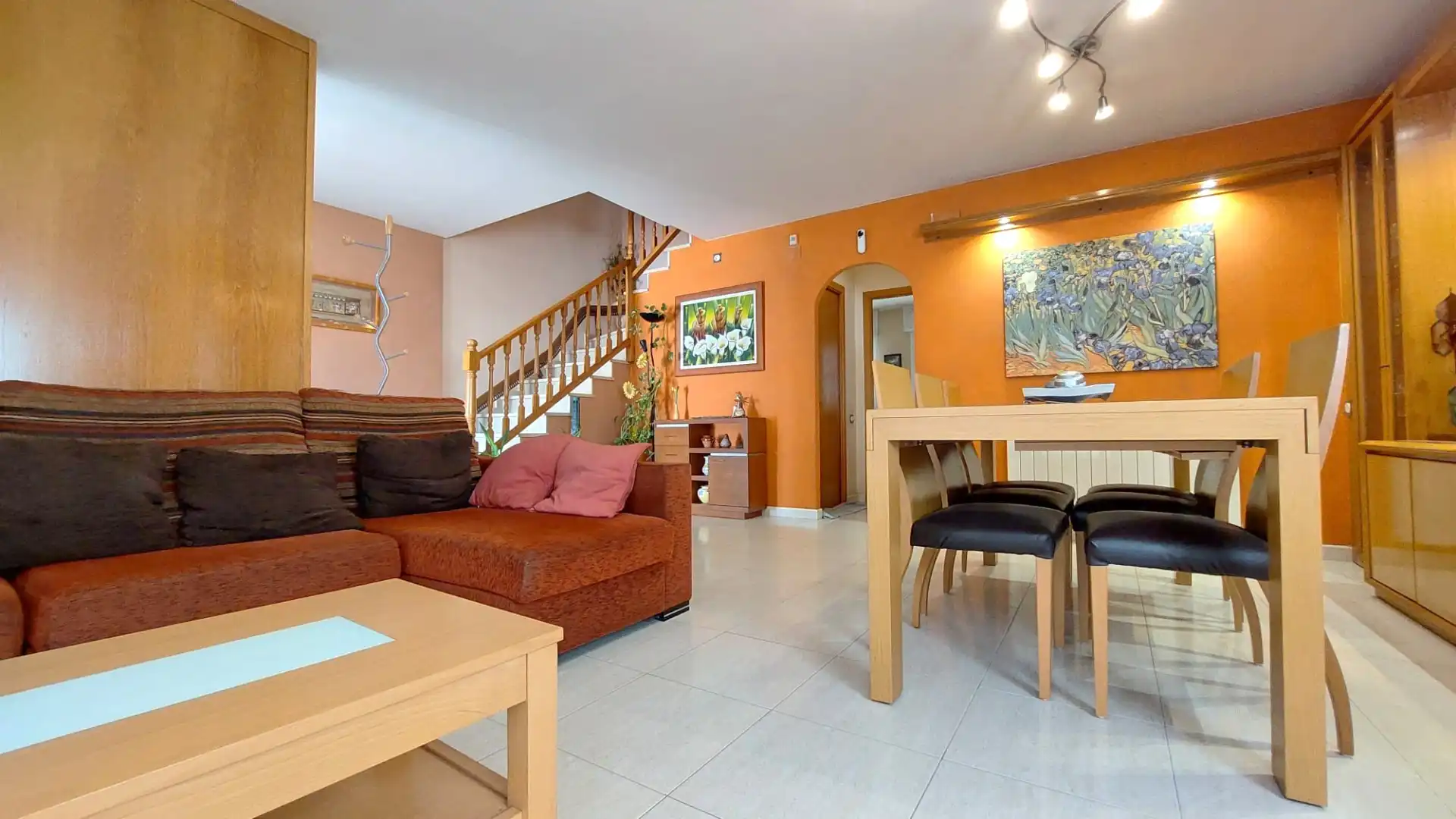 Sala d'estar de Casa adosada en venda en Viladecavalls amb Aire condicionat, Calefacció i Jardí privat