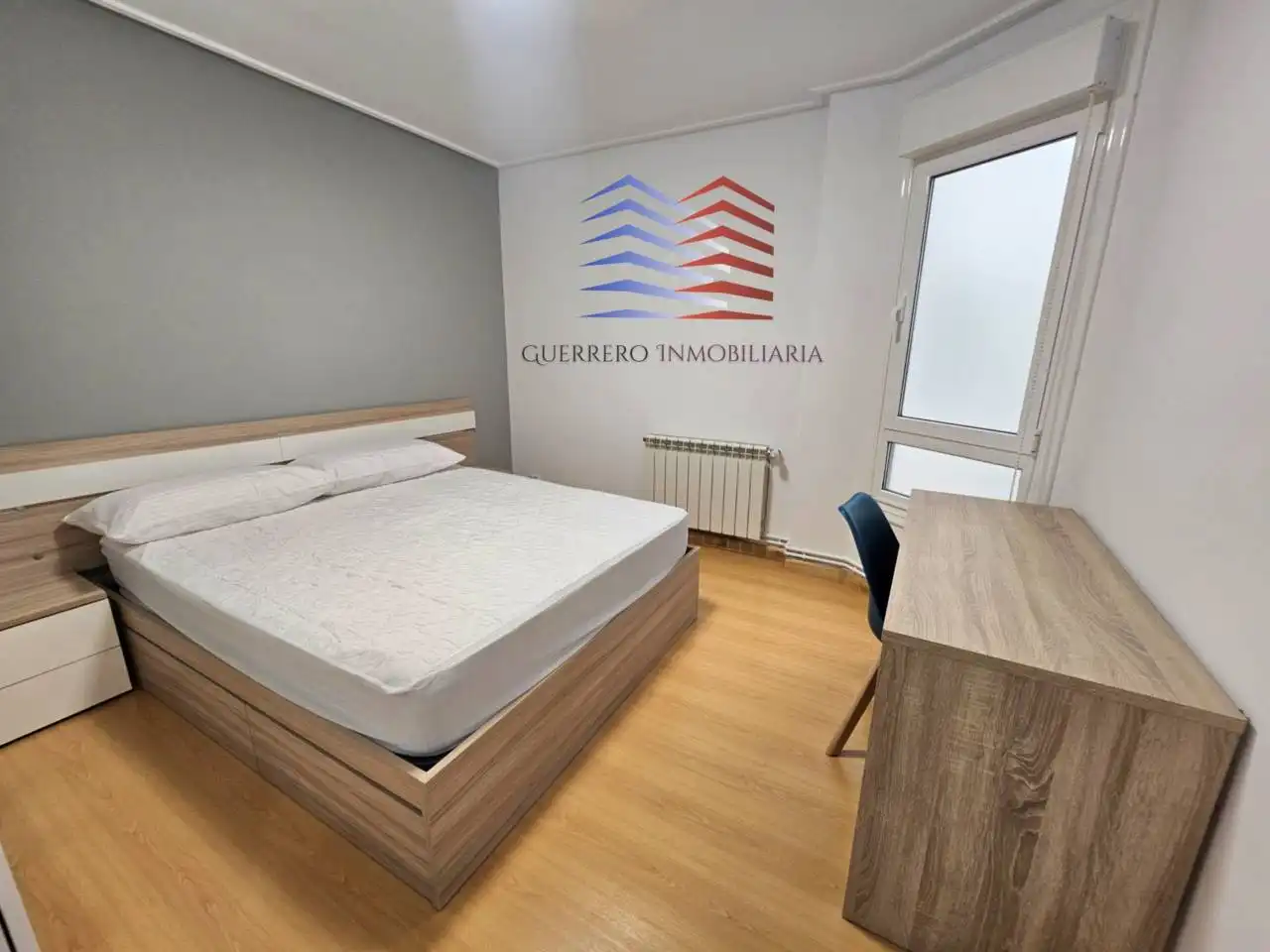 Schlafzimmer von Wohnungen zur Miete in Ourense Capital  mit Heizung, Parkett und Möbliert