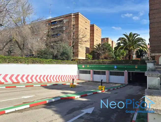 Aparcament de Pis en venda en Alcorcón amb Jardí privat, Terrassa i Piscina