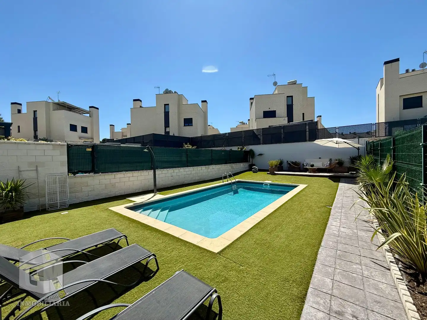 Schwimmbecken von Einfamilien-Reihenhaus zum Verkauf in Arroyomolinos (Madrid) mit Klimaanlage, Heizung und Privatgarten