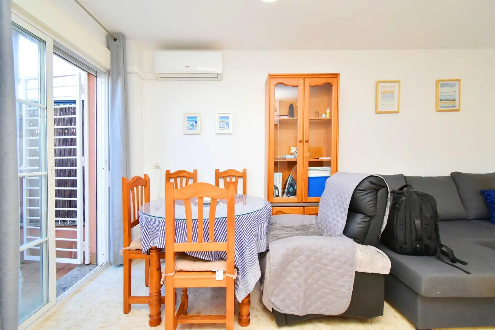 Wohnzimmer von Wohnung zum Verkauf in Roquetas de Mar mit Klimaanlage, Terrasse und Gemeinschaftspool