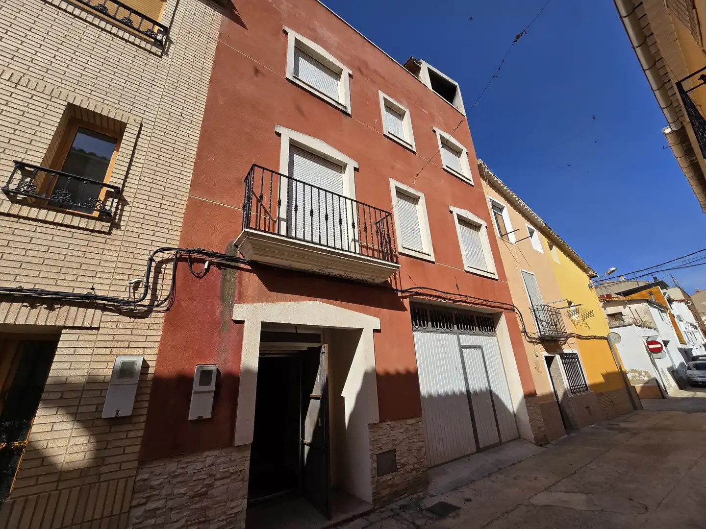 Vista exterior de Casa adosada en venta en Utiel con Terraza