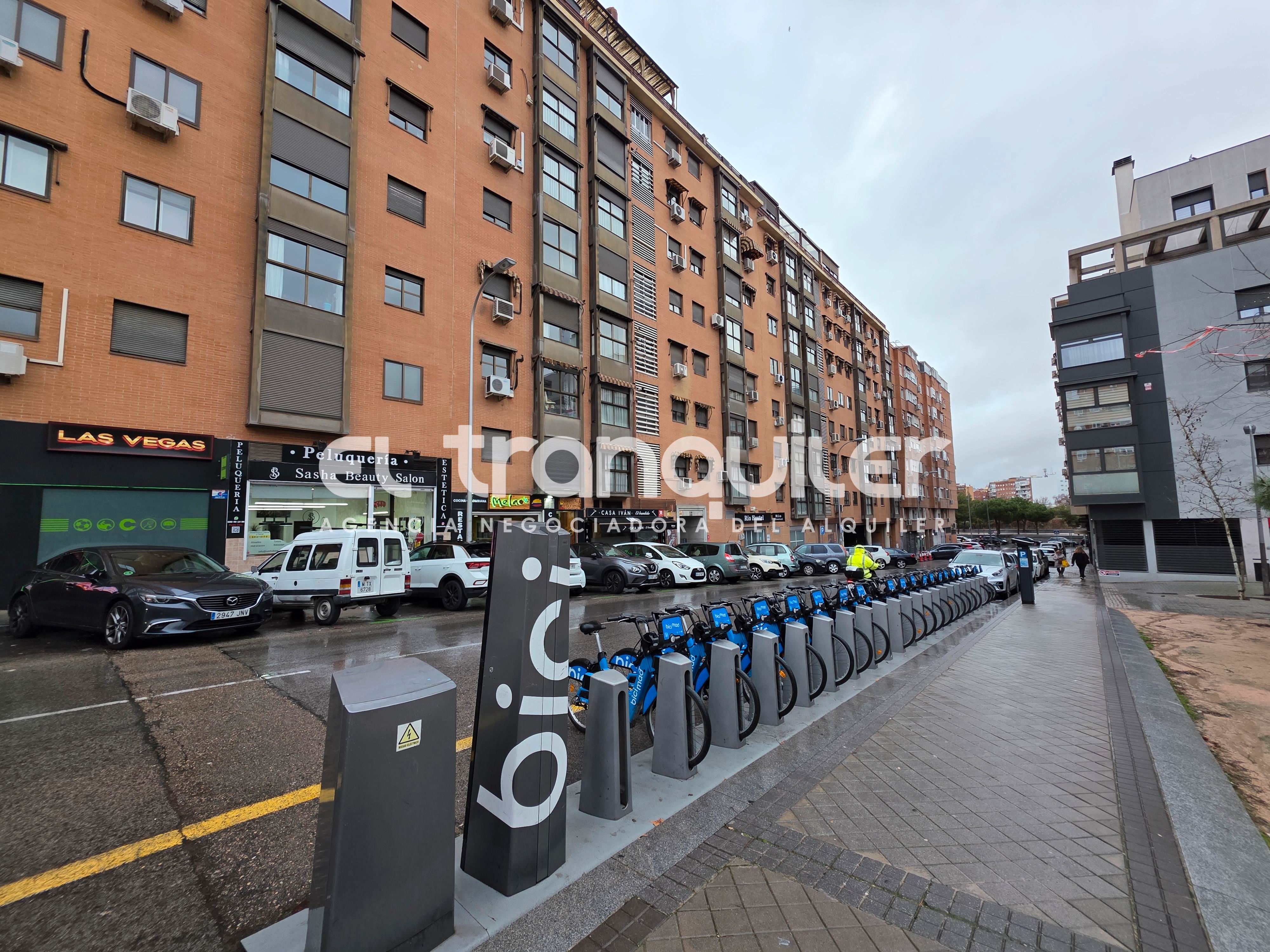 Aparcament de Pis de lloguer en  Madrid Capital amb Aire condicionat, Parquet i Moblat