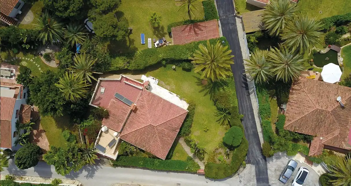 Vista exterior de Casa o xalet en venda en Marbella amb Jardí privat