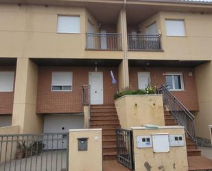 Vista exterior de Casa adosada en venda en Monfarracinos amb Calefacció, Terrassa i Piscina comunitària