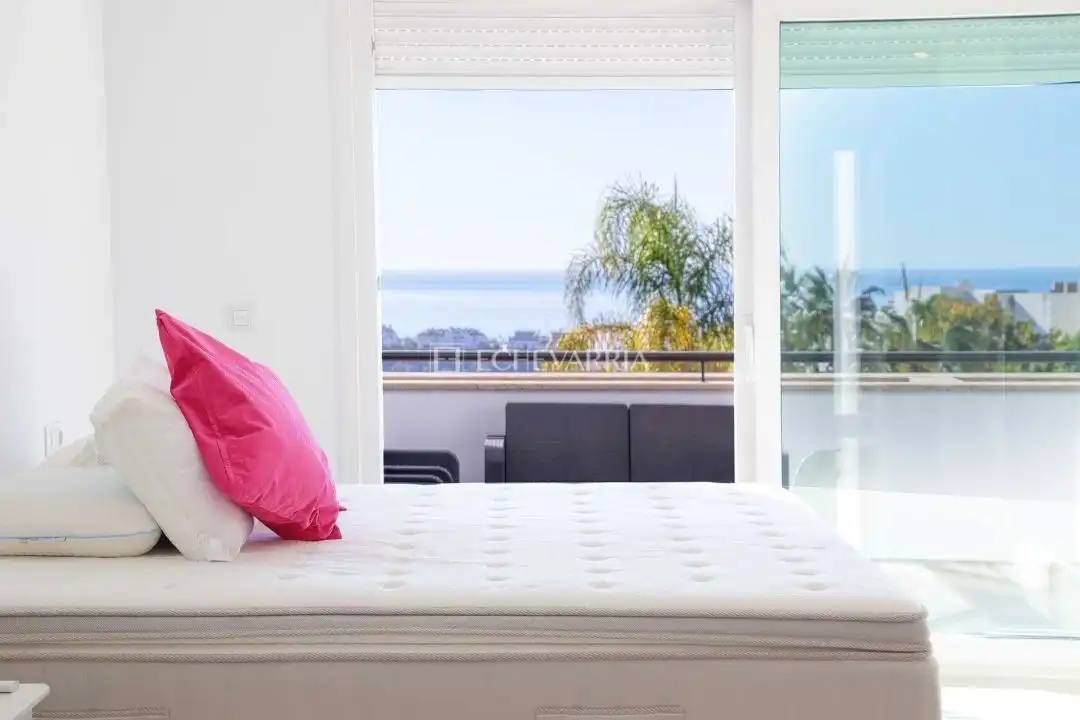 Dormitori de Casa adosada en venda en Marbella amb Aire condicionat, Calefacció i Jardí privat