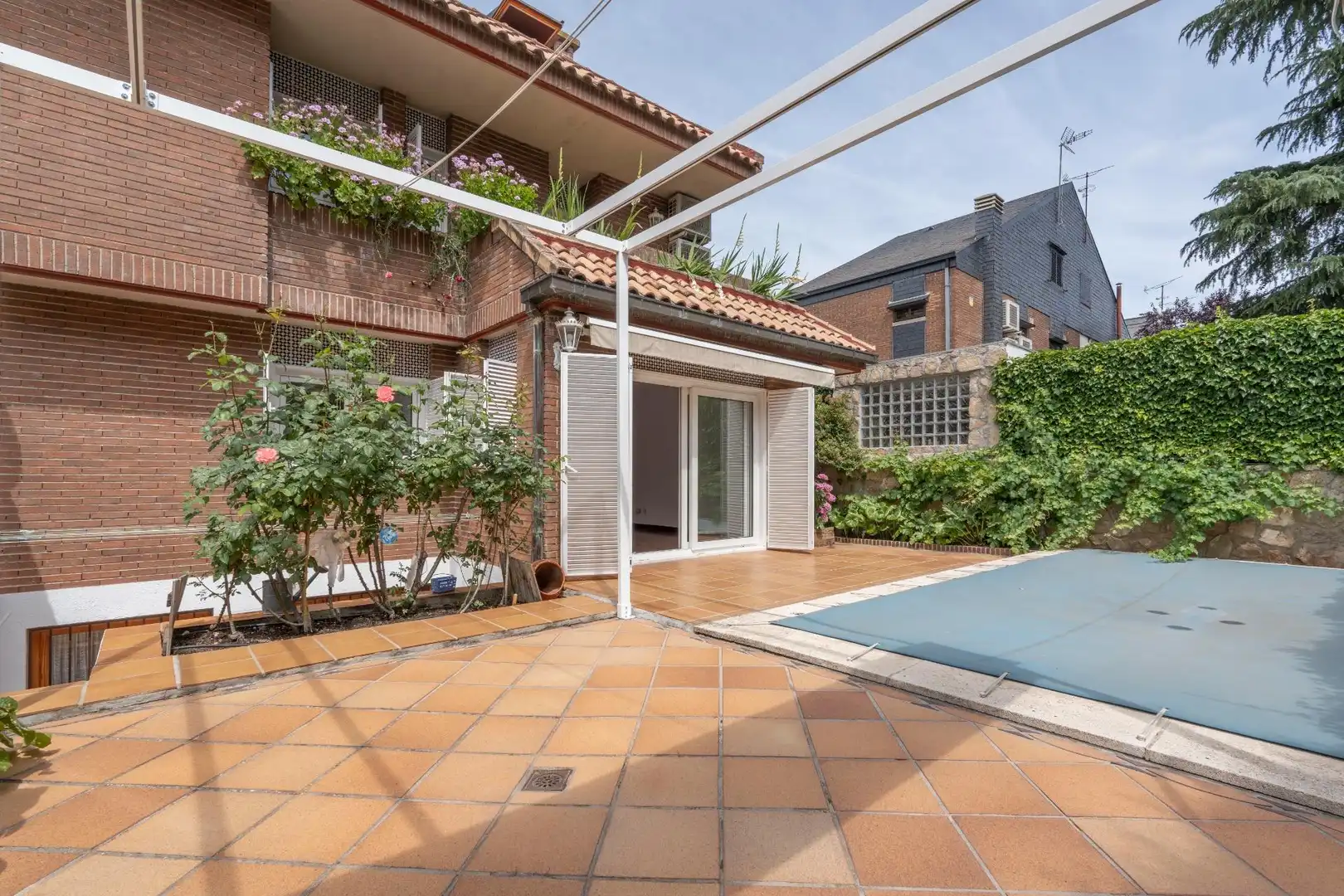 Casa aparellada amb piscina en venda a Avenida Europa, imagen 21
