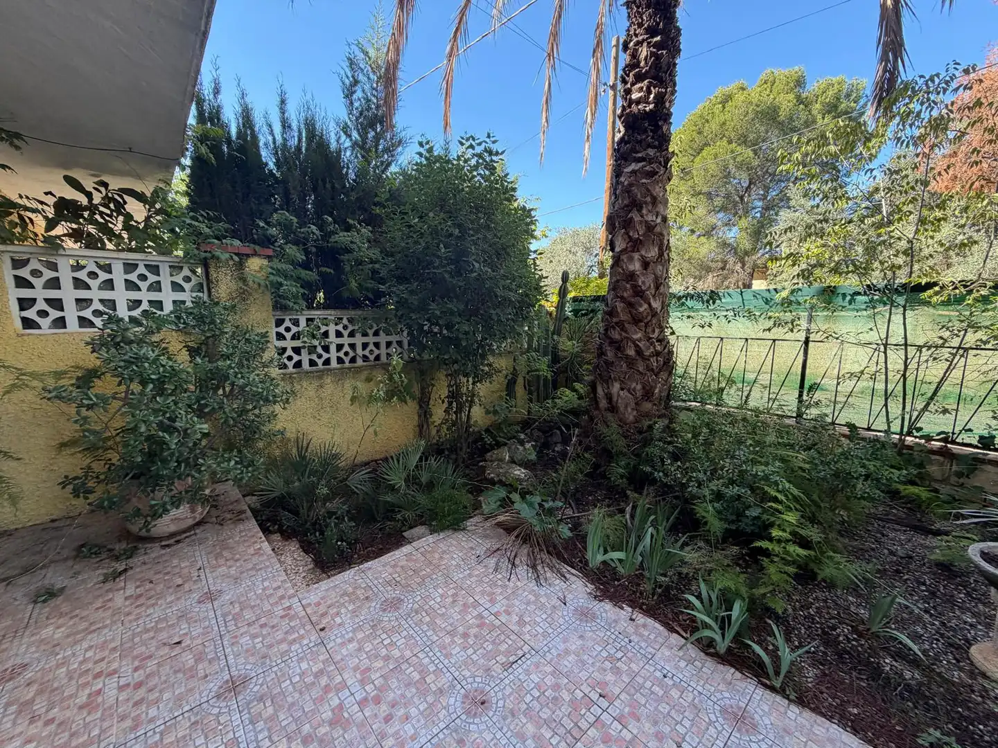 Garten von Einfamilien-Reihenhaus zum Verkauf in Olocau mit Privatgarten, Terrasse und Schwimmbad