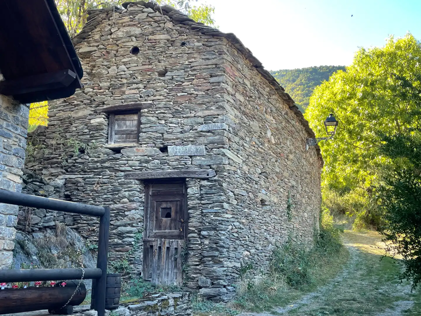 Casa rústica amb terrassa en venda a Carrer Cuco-surri 13