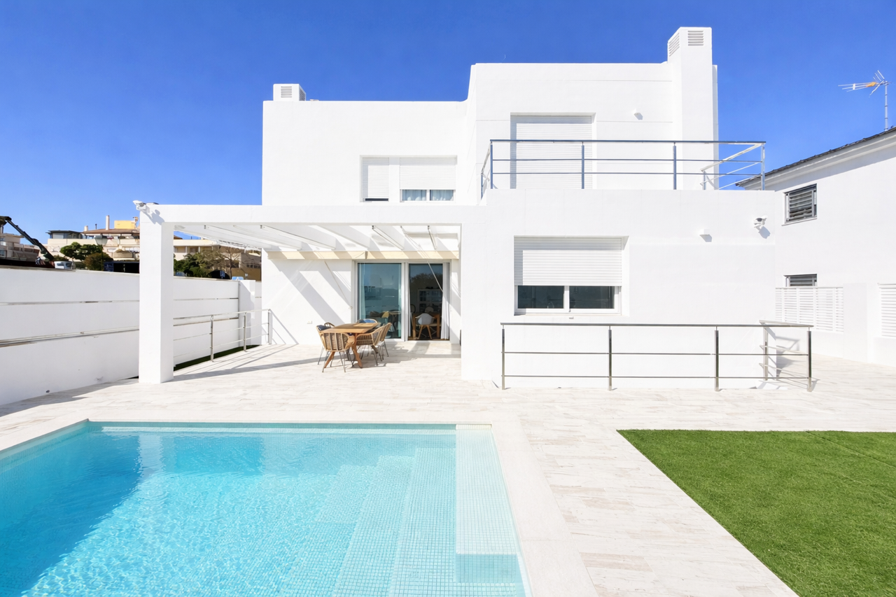 Exterior view of House or chalet for sale in Vélez-Málaga  with Air Conditioner, Heating and Private garden