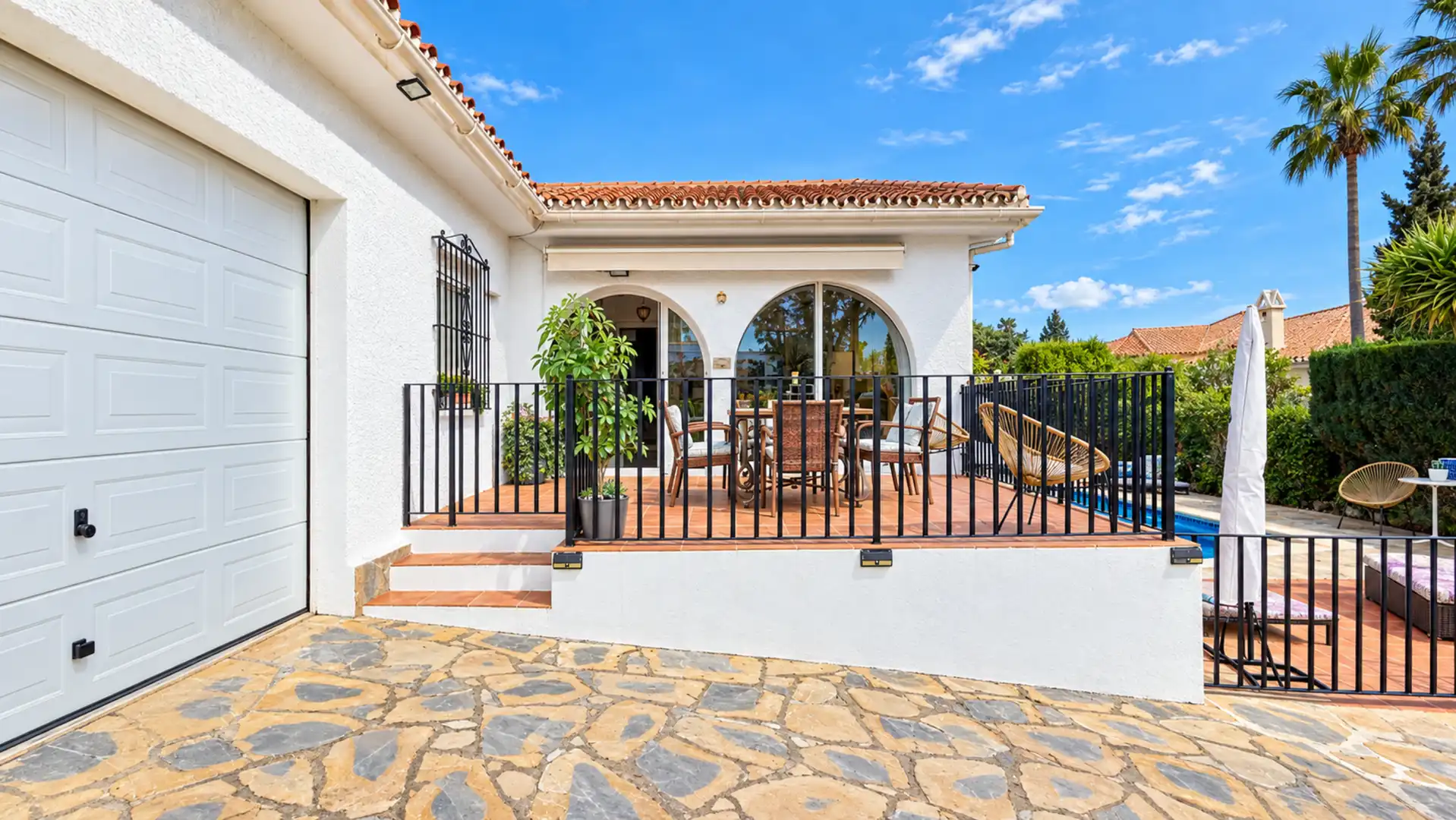 Terrace of Houses for sale in La Duquesa