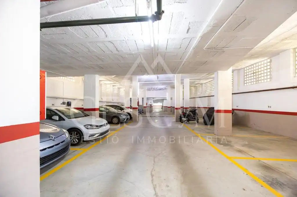 Parking de Piso en venta en Sant Joan Despí con Parquet, Terraza y Balcón