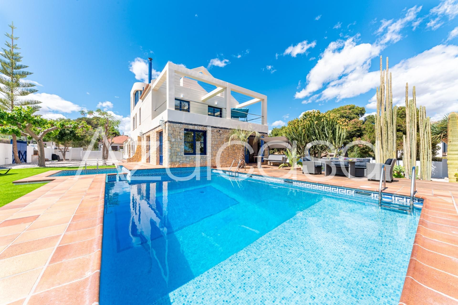 Vista exterior de Casa o xalet en venda en Alicante / Alacant amb Aire condicionat, Jardí privat i Terrassa