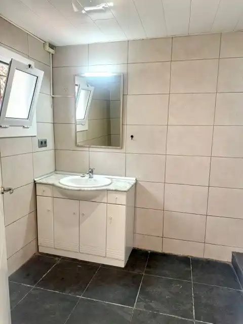 Bany de Casa o xalet en venda en Montcada i Reixac amb Calefacció, Terrassa i Forn