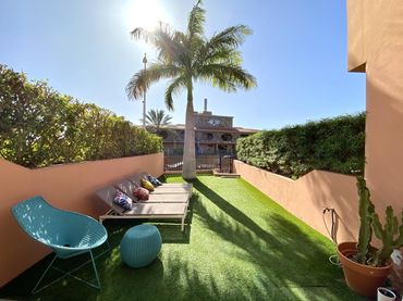 Maison mitoyenne avec balcon à louer à Calle Mar Caspio