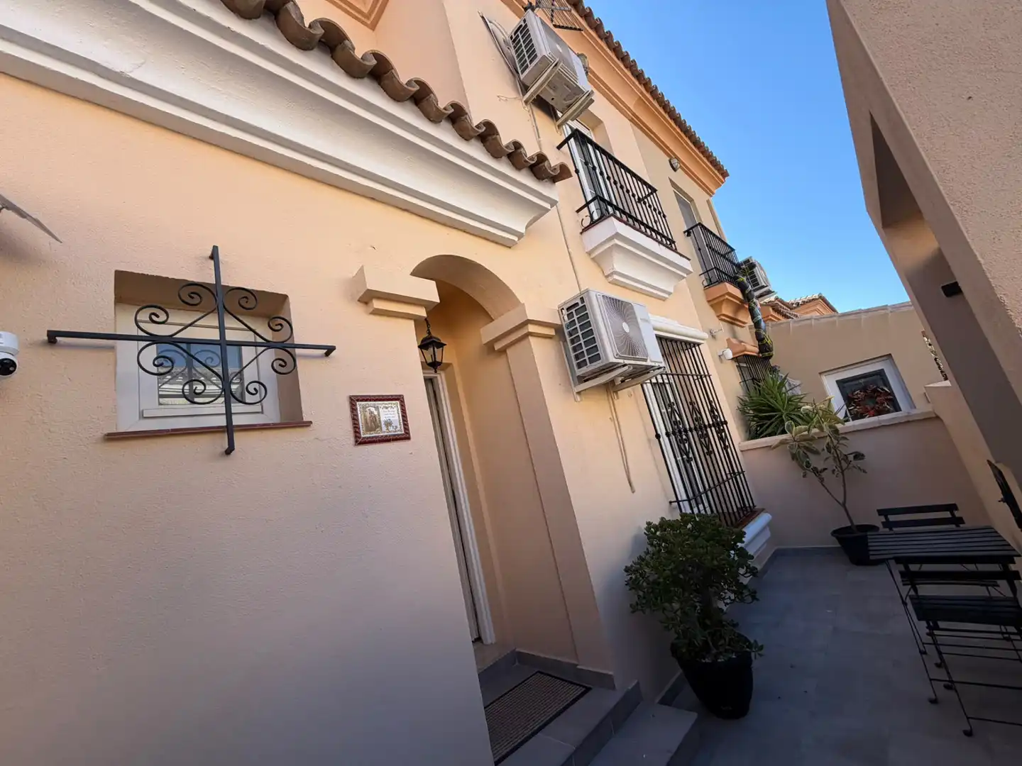 Vista exterior de Casa adosada en venda en La Línea de la Concepción amb Moblat