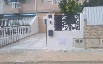 Vista exterior de Casa o xalet en venda en San Pedro del Pinatar amb Aire condicionat i Terrassa