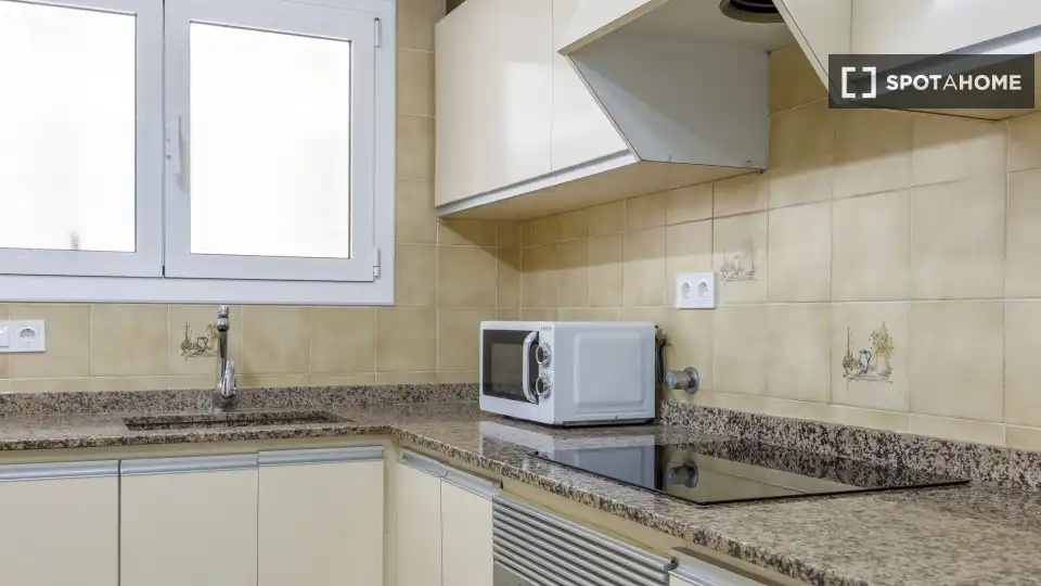 Cuina de Pis de lloguer en Valencia amb Aire condicionat, Calefacció i Moblat