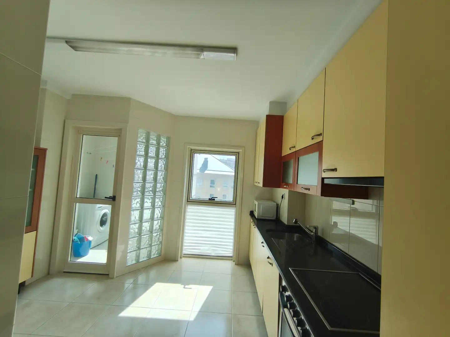 Küche von Wohnung zur Miete in A Coruña Capital  mit Heizung, Parkett und Ofen