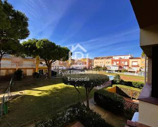 Vista exterior de Apartament en venda en Empuriabrava amb Aire condicionat, Jardí privat i Parquet