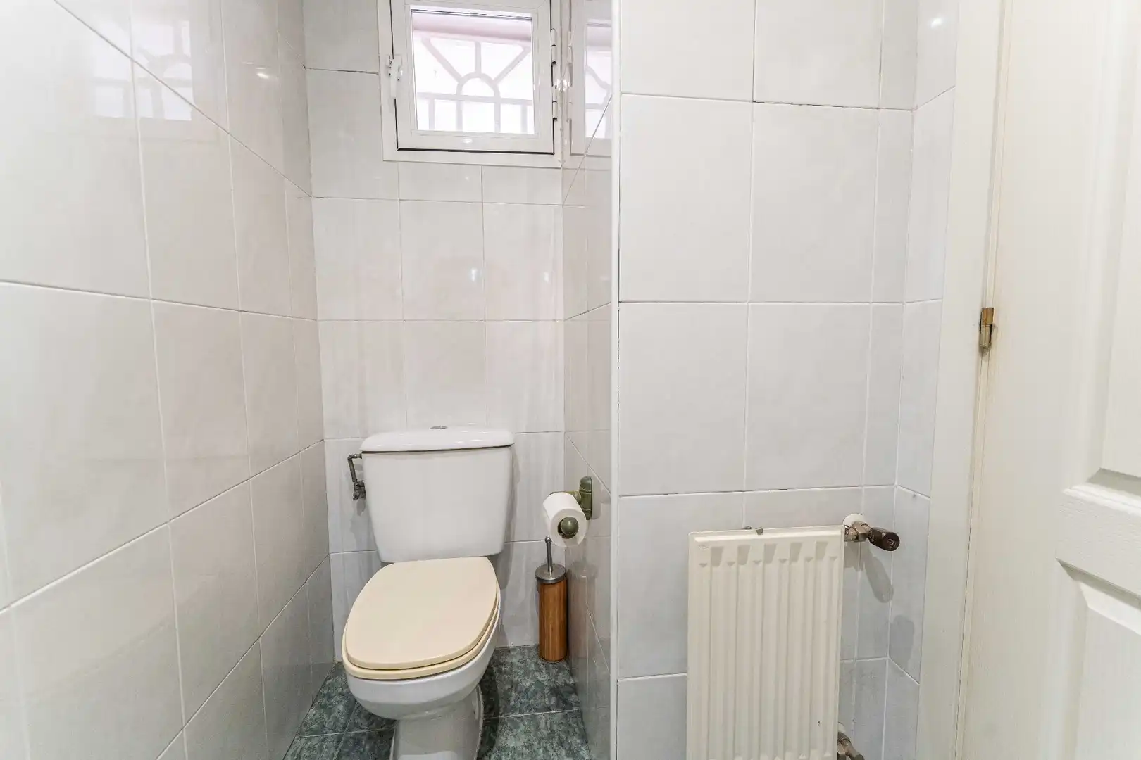 Baño de Casa adosada en venta en Fuenlabrada con Aire acondicionado, Calefacción y Jardín privado