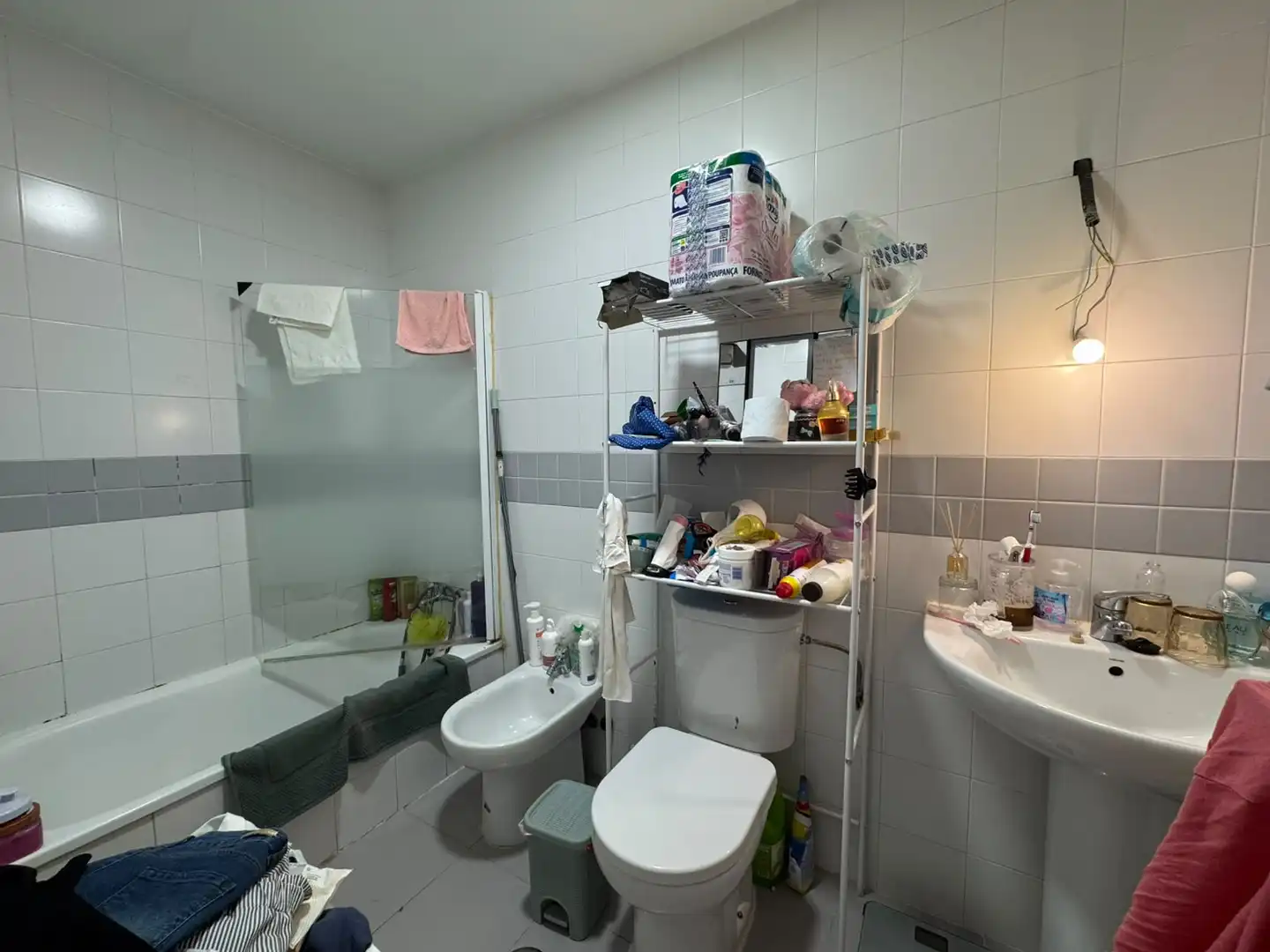 Bathroom of Flat for sale in Sevilla  with Terrace and Storage room