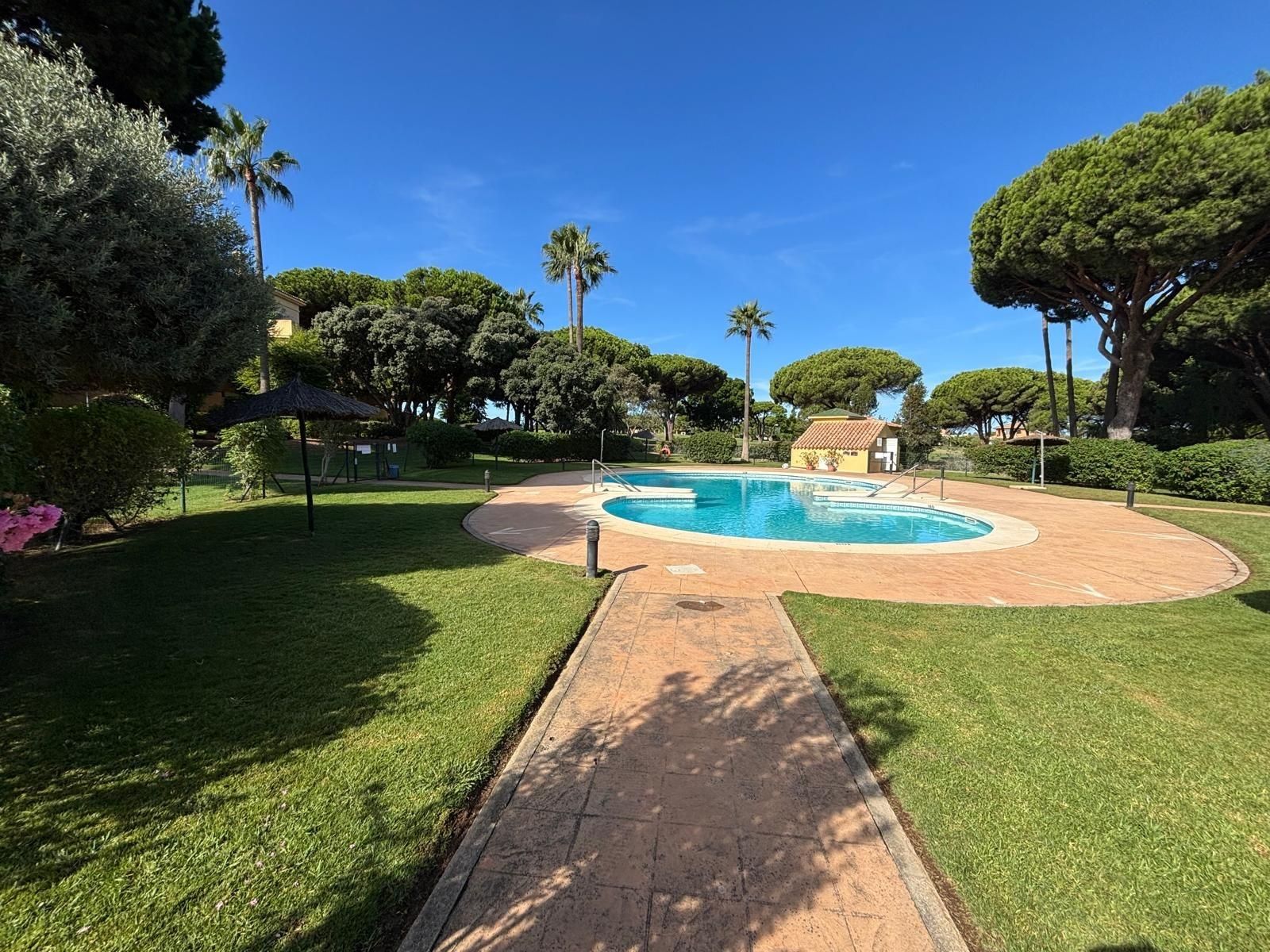 Piscina de Casa adosada en venda en Chiclana de la Frontera amb Jardí privat, Terrassa i Balcó