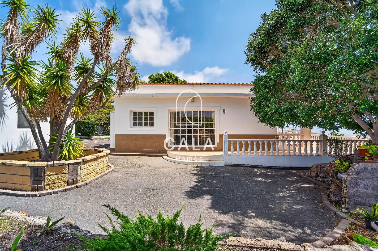 Vista exterior de Casa o xalet en venda en Guía de Isora amb Aire condicionat, Calefacció i Jardí privat