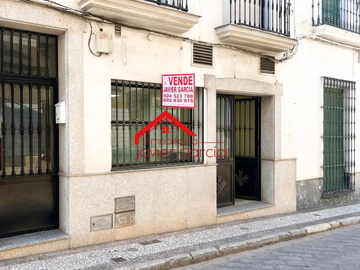 Vista exterior de Local en venda en Villafranca de los Barros amb Aire condicionat
