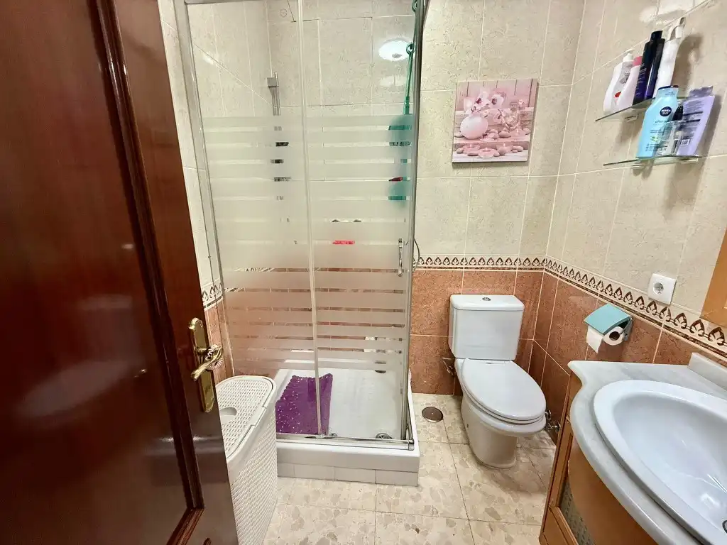 Badezimmer von Maisonette zum Verkauf in Cádiz mit Balkon