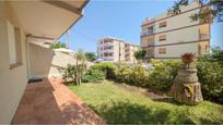Vista exterior de Casa o xalet en venda en Vilanova i la Geltrú amb Jardí privat i Terrassa