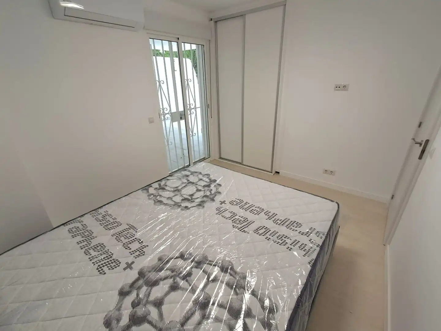 Habitación de Apartamento en venta en Benalmádena con Aire acondicionado, Calefacción y Jardín privado