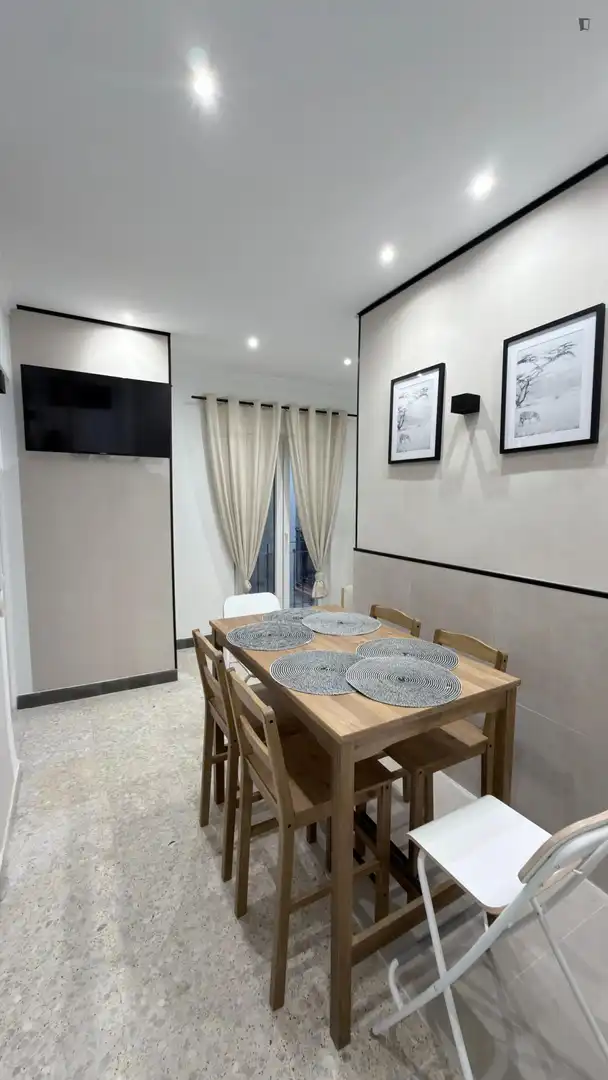 Menjador de Apartament per a compartir en Granada amb Moblat, Forn i Microones