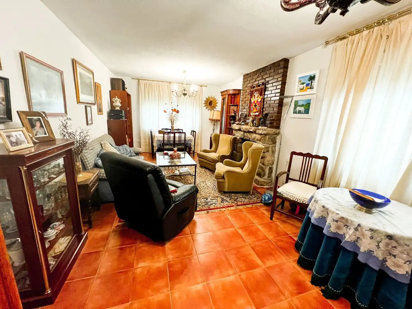 Sala d'estar de Casa o xalet en venda en La Cabrera amb Jardí privat, Terrassa i Traster