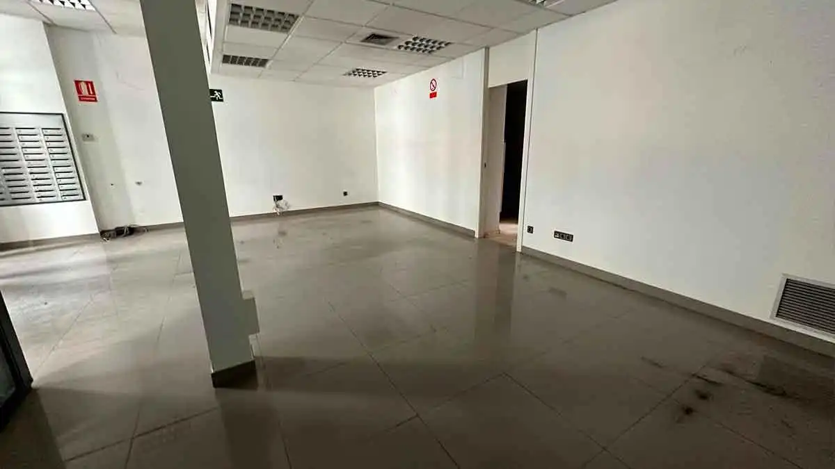 Local comercial en venda a Cistierna, imagen 2