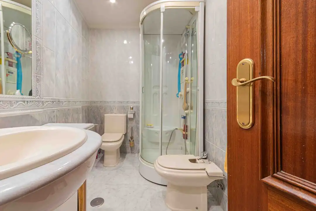 Bathroom of Flat for sale in Madrid  with Air Conditioner, Heating and Storage room