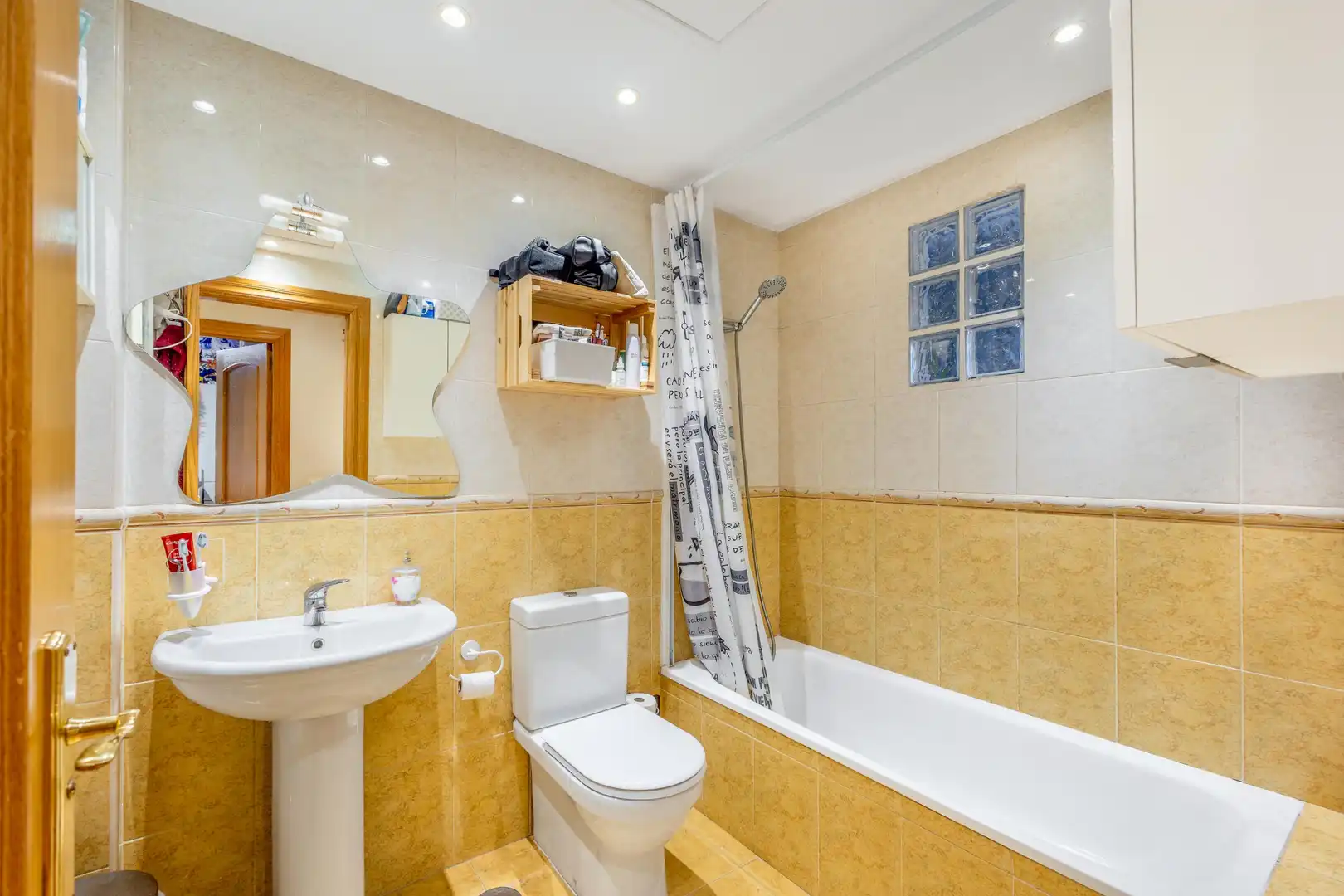 Badezimmer von Einfamilien-Reihenhaus zum Verkauf in Benalmádena mit Klimaanlage, Heizung und Privatgarten