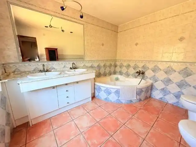 Bany de Casa o xalet en venda en L'Alfàs del Pi amb Aire condicionat, Calefacció i Jardí privat