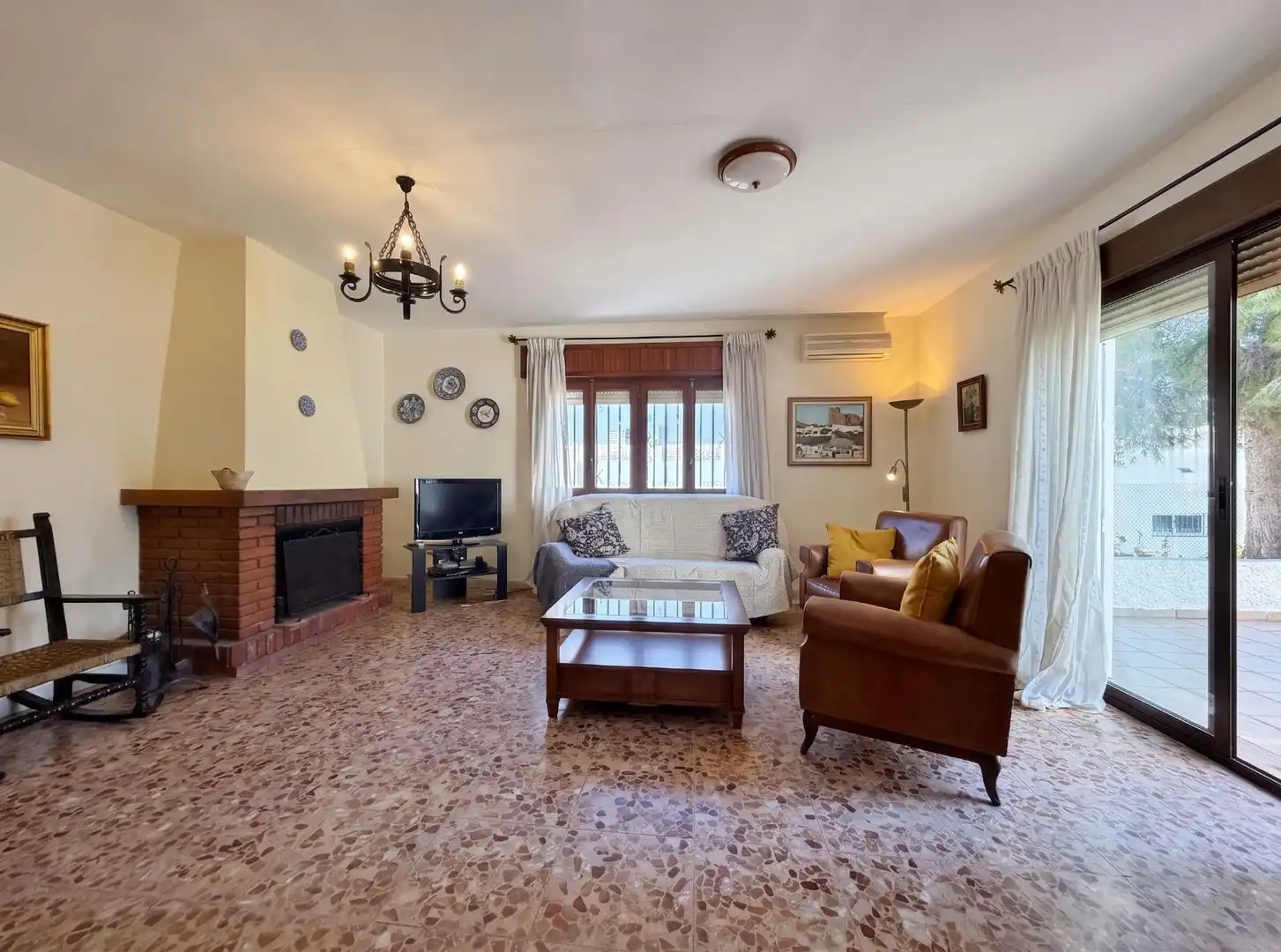 Sala de estar de Casa o chalet en venta en Almería con Aire acondicionado, Jardín privado y Terraza