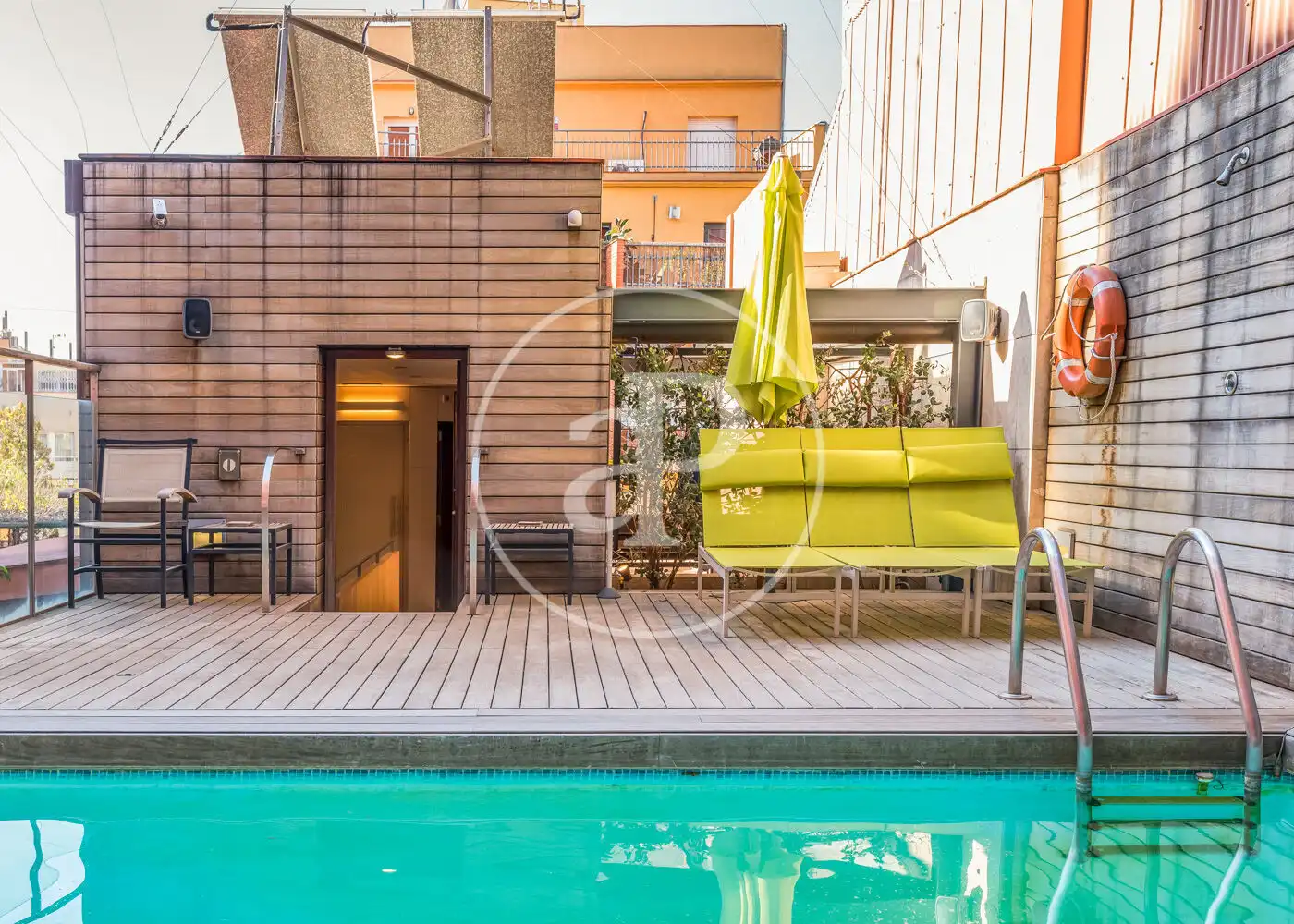 Piscina de Casa adosada en venta en Barcelona con Aire acondicionado, Calefacción y Jardín privado