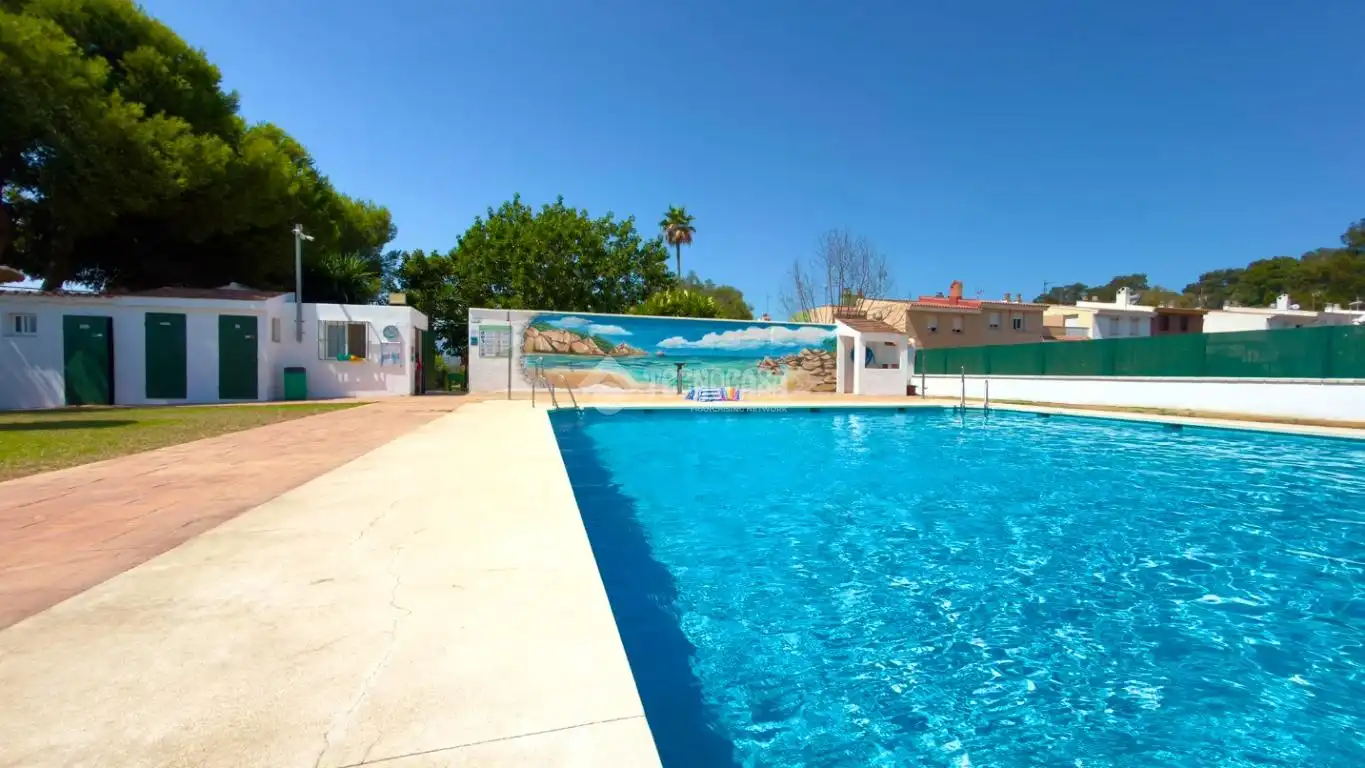 Piscina de Casa adosada en venda en Los Barrios amb Terrassa, Traster i Balcó