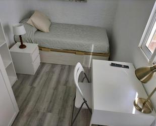 Bedroom of Flat to share in  Valencia Capital  with Washing machine and TV