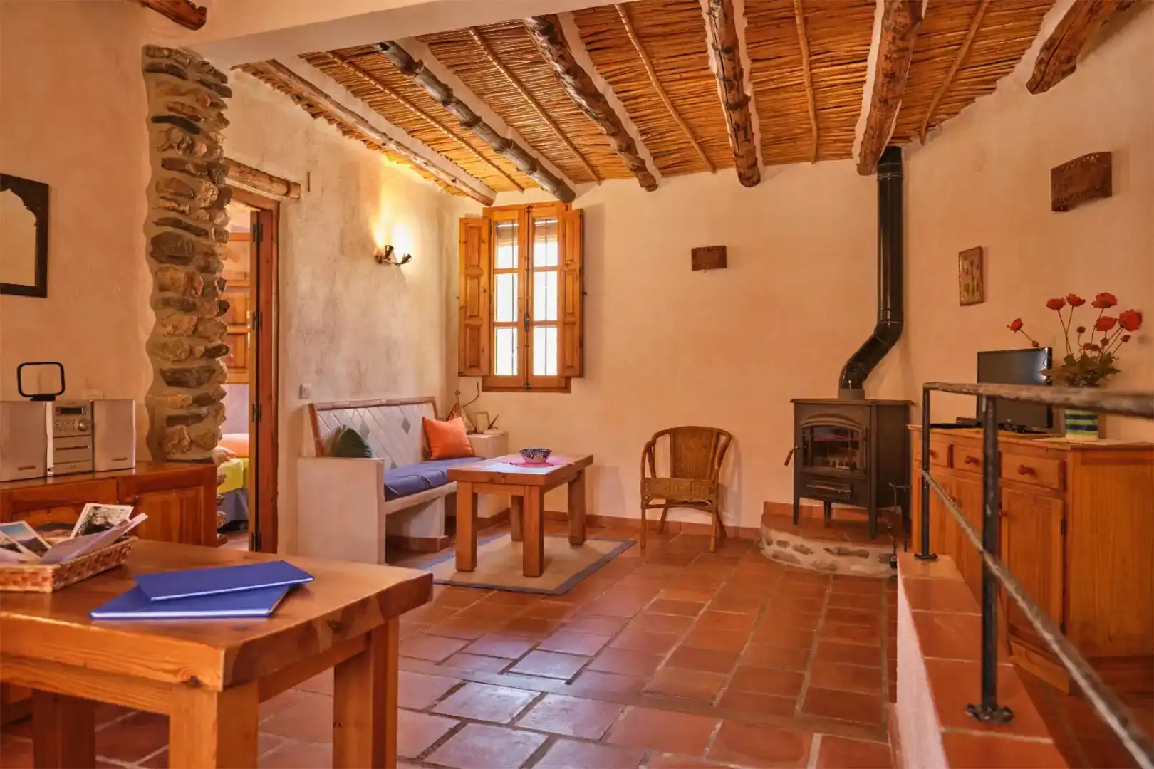 Sala d'estar de Casa adosada en venda en Los Guájares amb Piscina i Balcó