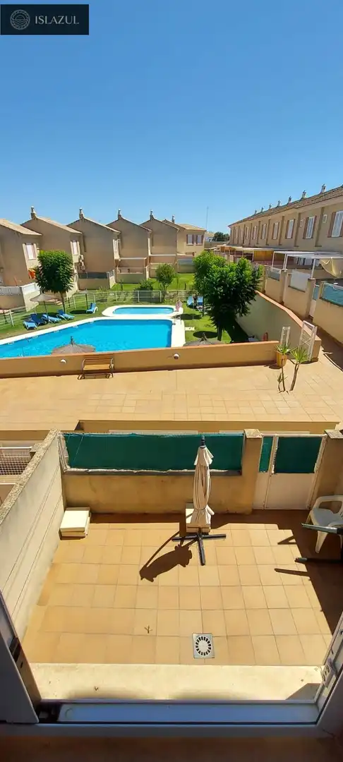 Piscina de Casa adosada en venda en Isla Cristina amb Jardí privat, Terrassa i Moblat