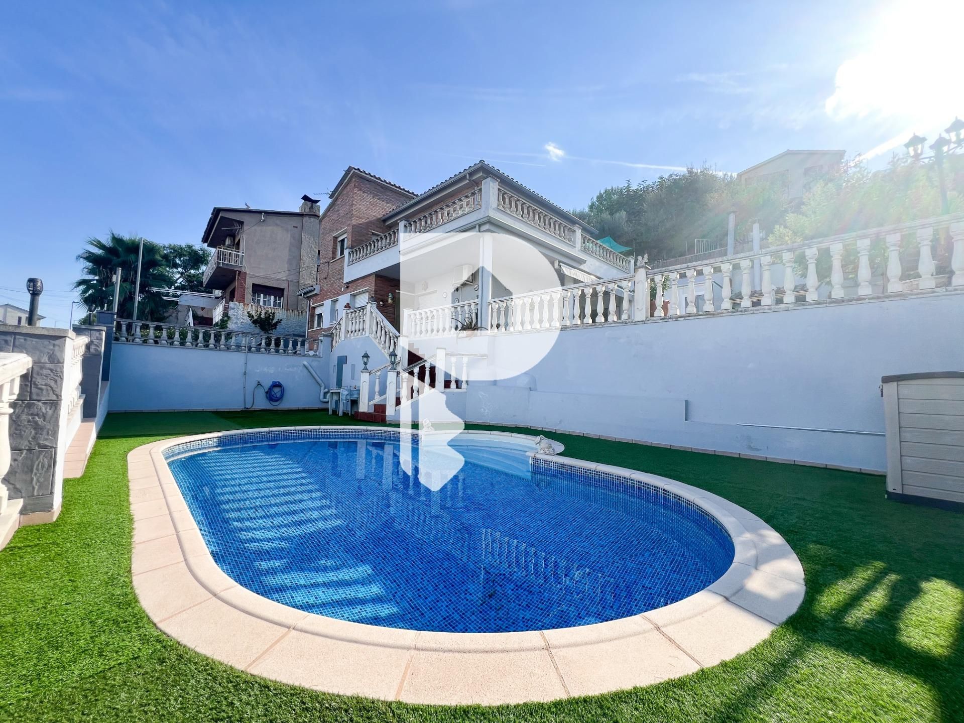 Vista exterior de Casa o xalet en venda en Sant Andreu de la Barca amb Aire condicionat, Calefacció i Jardí privat