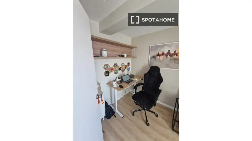 Bedroom of Flat for share in Barcelona  with Air Conditioner, Heating and Furnished