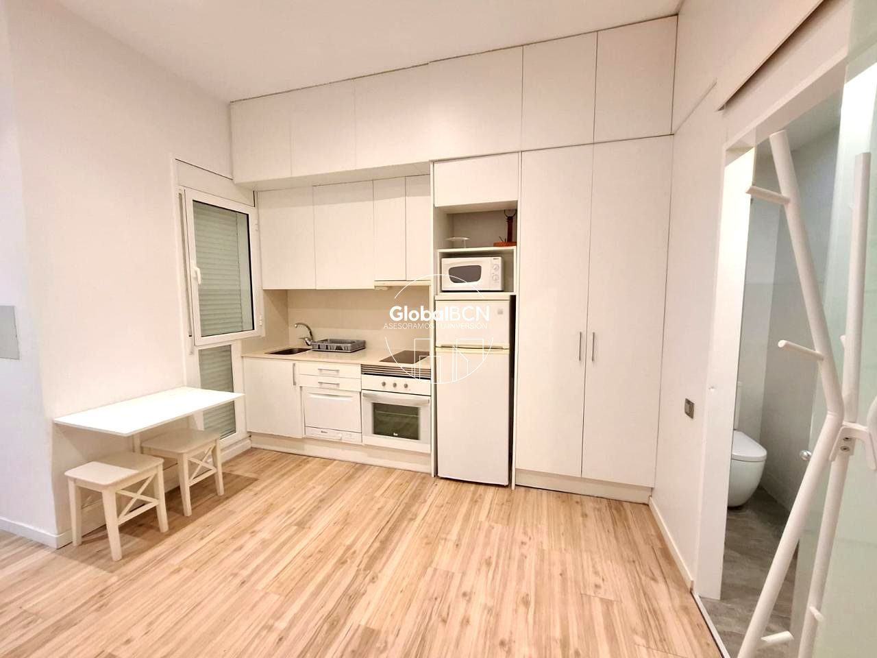 Cocina de Estudio de alquiler en  Barcelona Capital con Aire acondicionado, Parquet y Amueblado