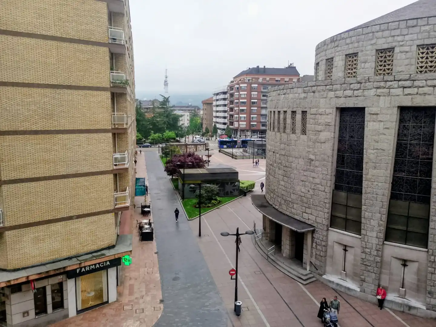 Vista exterior de Pis de lloguer en Oviedo  amb Calefacció, Parquet i Terrassa