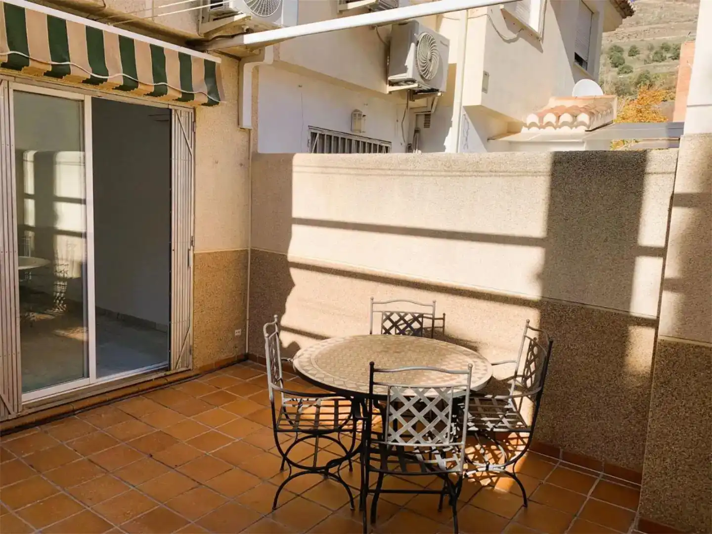 Terrasse von Einfamilien-Reihenhaus zur Miete in  Granada Capital mit Klimaanlage und Balkon
