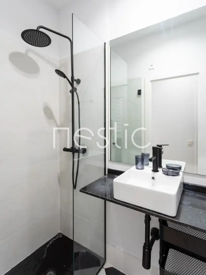 Bany de Apartament de lloguer en Madrid amb Aire condicionat, Calefacció i Moblat